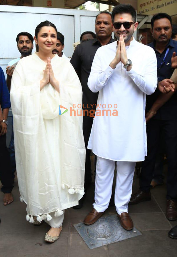 Photos: Parineeti Chopra and Raghav Chadha snapped at Siddhivinayak Temple in Mumbai Photos: Parineeti Chopra and Raghav Chadha snapped at Siddhivinayak Temple in Mumbai