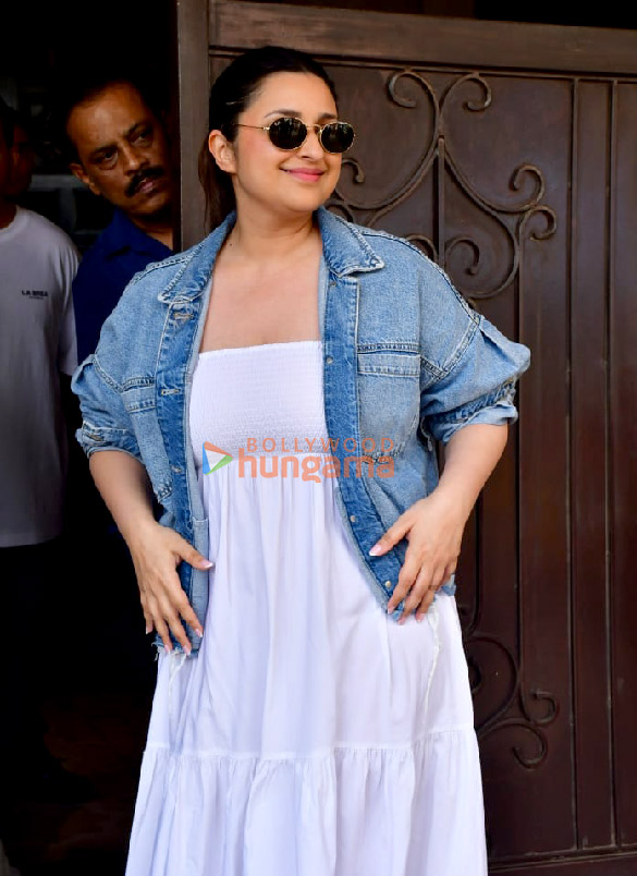 Photos: Parineeti Chopra snapped in Andheri Photos: Parineeti Chopra snapped in Andheri