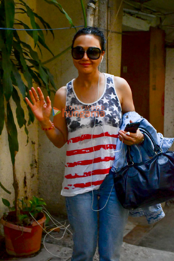 photos preity zinta snapped in juhu 2