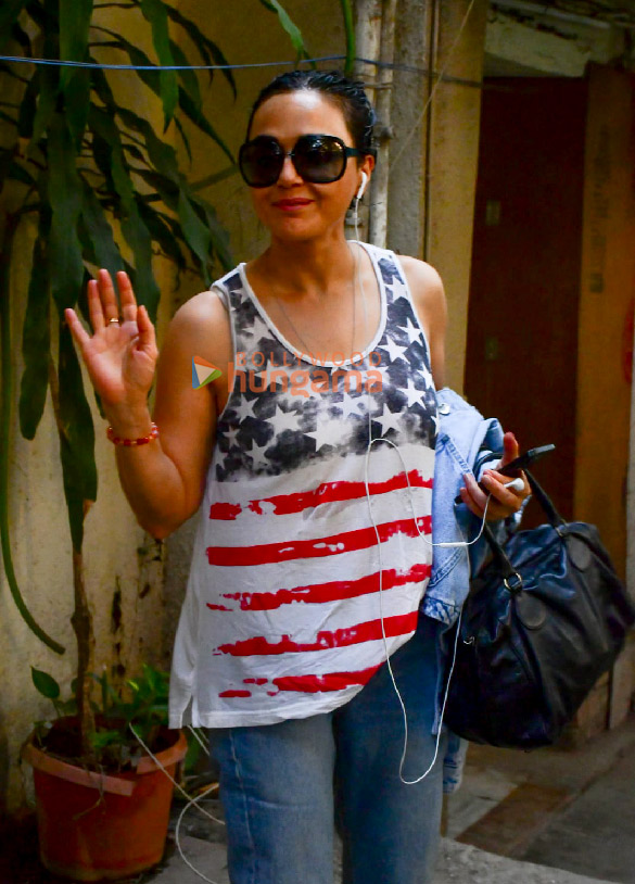 photos preity zinta snapped in juhu 4