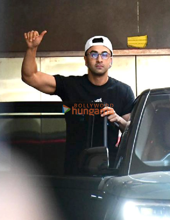 photos ranbir kapoor spotted outside a clinic in santacruz 3