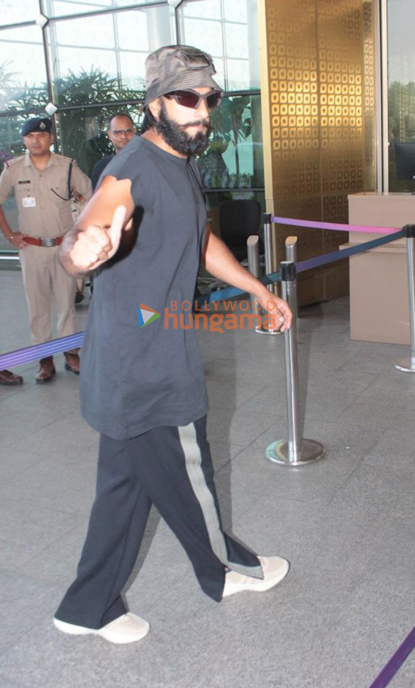 photos ranveer singh snapped at the airport 3 14