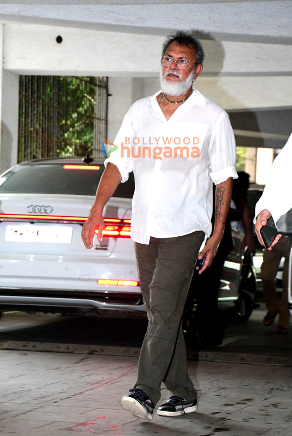 photos saif ali khan kareena kapoor khan farhan akhtar and others snapped at ritesh sidhwanis moms funeral 10