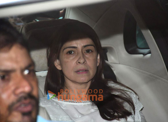 photos saif ali khan kareena kapoor khan farhan akhtar and others snapped at ritesh sidhwanis moms funeral 3
