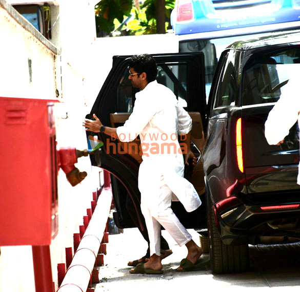 photos saif ali khan kareena kapoor khan farhan akhtar and others snapped at ritesh sidhwanis moms funeral 4