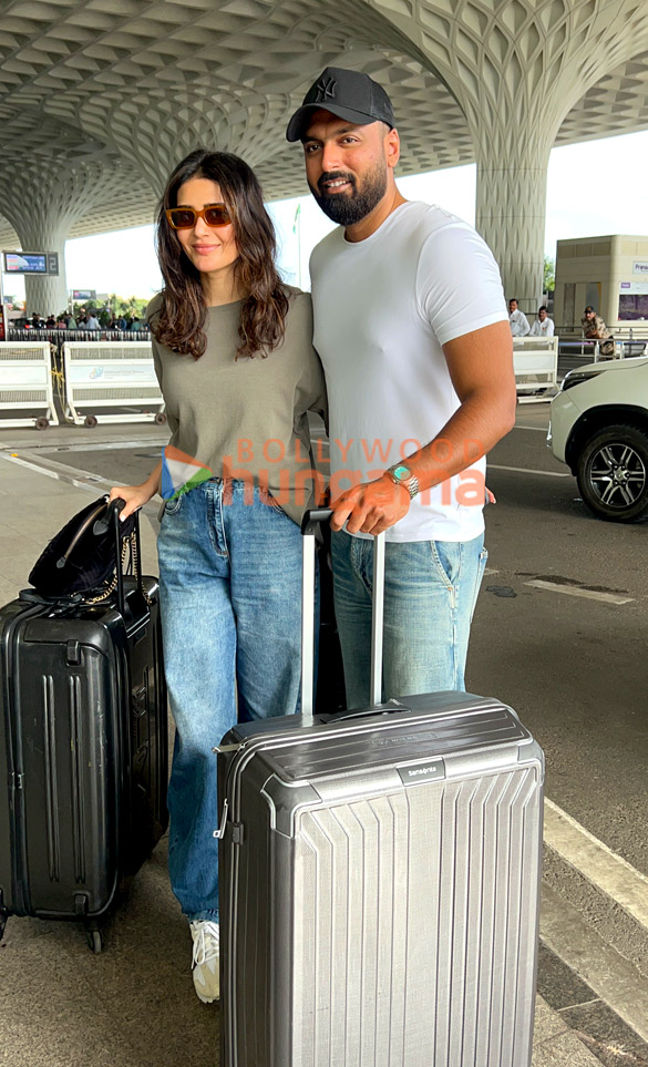 photos shahid kapoor mira rajput kapoor athiya shetty and others snapped at the airport 5
