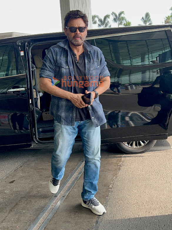 photos sherlyn chopra asha bhosle zanai bhosle and venkatesh daggubati snapped at the airport 6