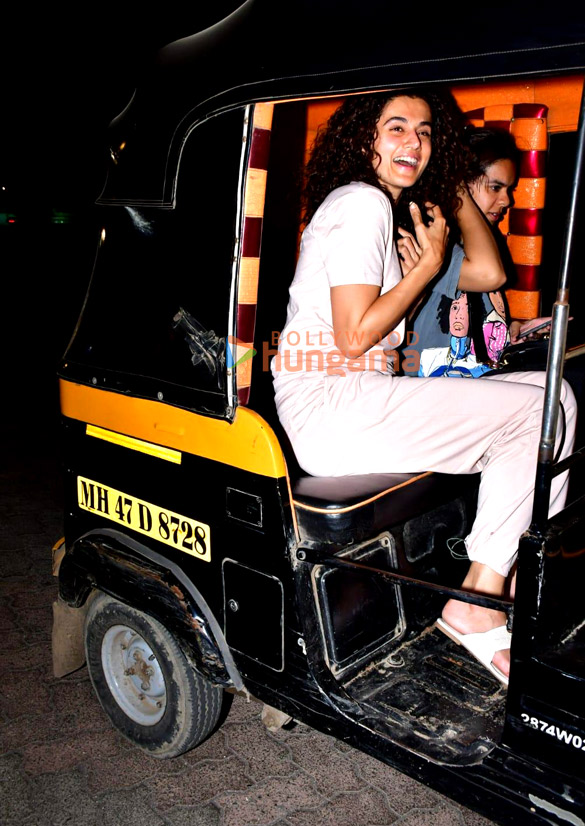 photos taapsee pannu snapped during a rickshaw ride in andheri 2