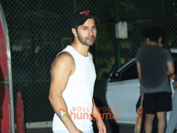 Photos: Varun Dhawan snapped in Bandra Photos: Varun Dhawan snapped in Bandra