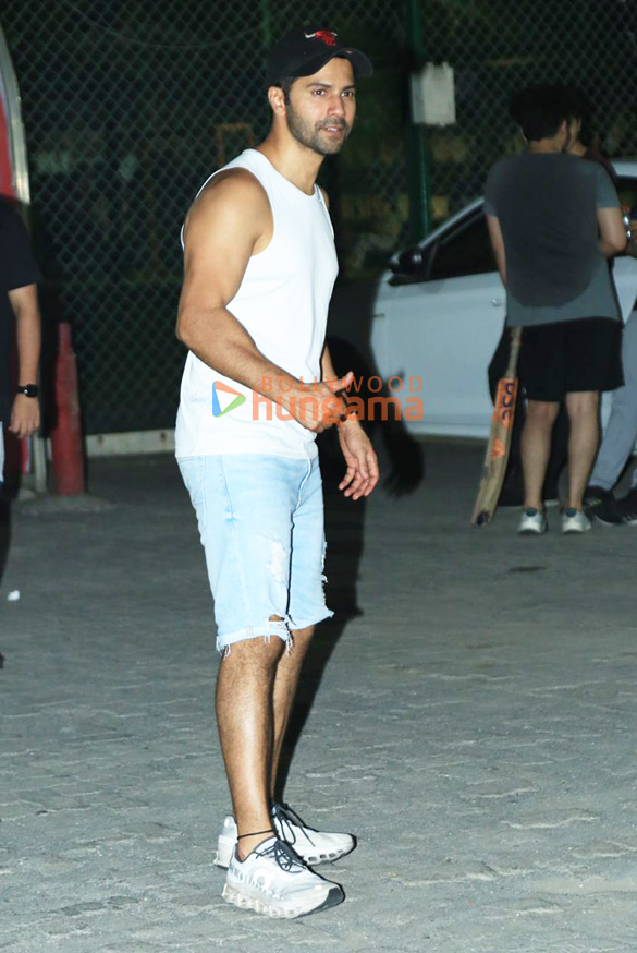 photos varun dhawan snapped in bandra 4 5