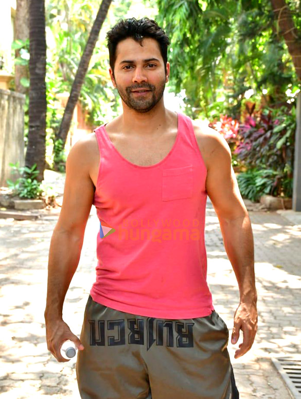 photos varun dhawan snapped in juhu 1 10
