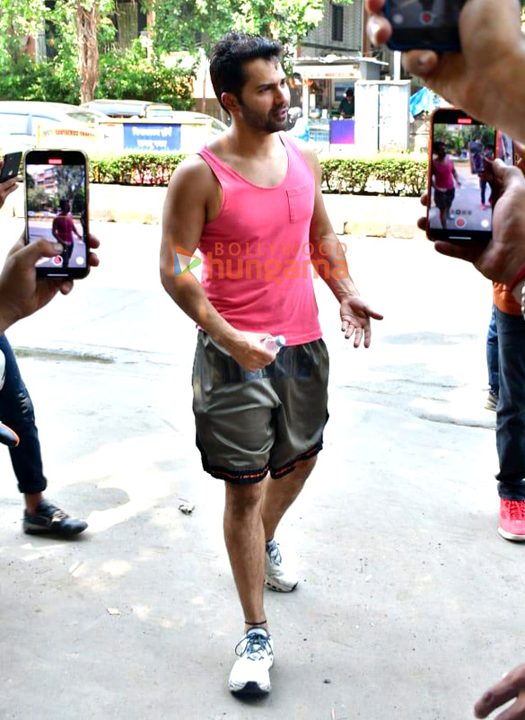 photos varun dhawan snapped in juhu 4 10