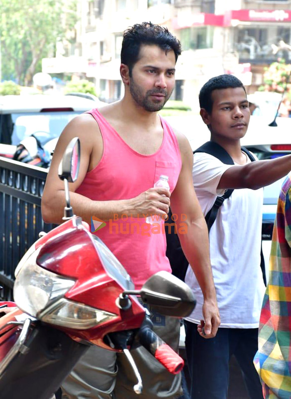 photos varun dhawan snapped in juhu 5 3