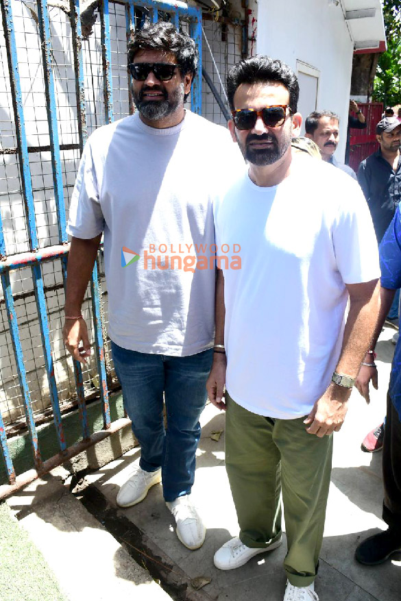 photos zaheer khan and rajkummar rao with team srikanth snapped playing cricket with visually impaired players at astro turf nsci club worli 4