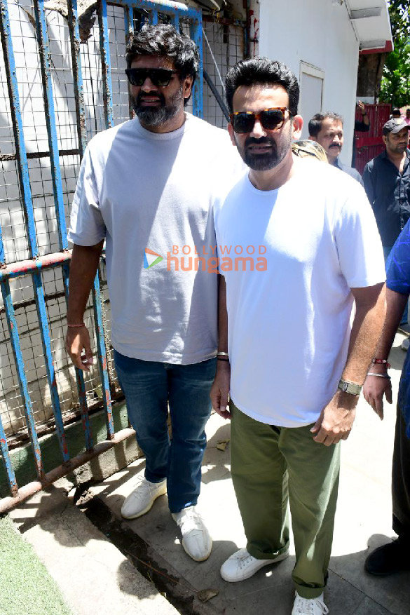 photos zaheer khan and rajkummar rao with team srikanth snapped playing cricket with visually impaired players at astro turf nsci club worli 6