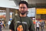 Orry rocks ‘I am a liver’ tshirt at the airport