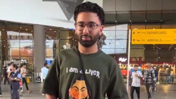 Orry rocks ‘I am a liver’ tshirt at the airport