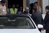 Paps capture a glimpse of Kamal Haasan as he gets clicked at the airport