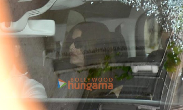 Photos: Aishwarya Rai Bachchan snapped outside a dental clinic in Khar Photos: Aishwarya Rai Bachchan snapped outside a dental clinic in Khar
