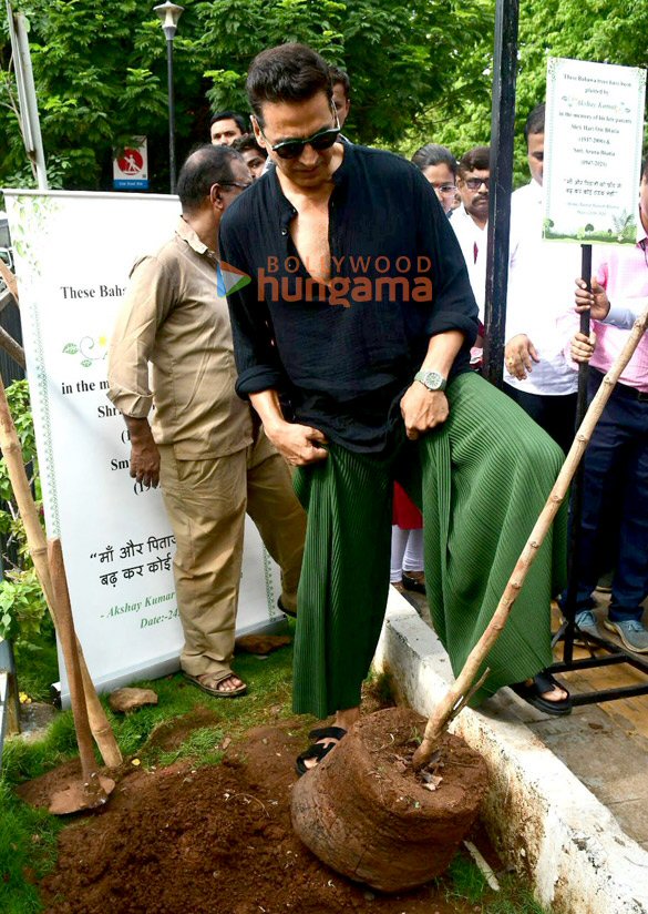 photos akshay kumar participates in a tree plantation drive at kala nagar in mumbai 6