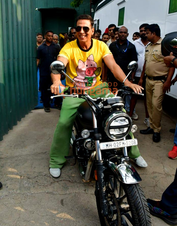 photos akshay kumar snapped on a bike in juhu 1