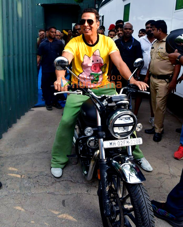 photos akshay kumar snapped on a bike in juhu 6