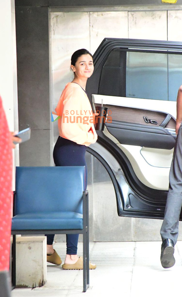 photos alia bhatt snapped in bandra 2 7