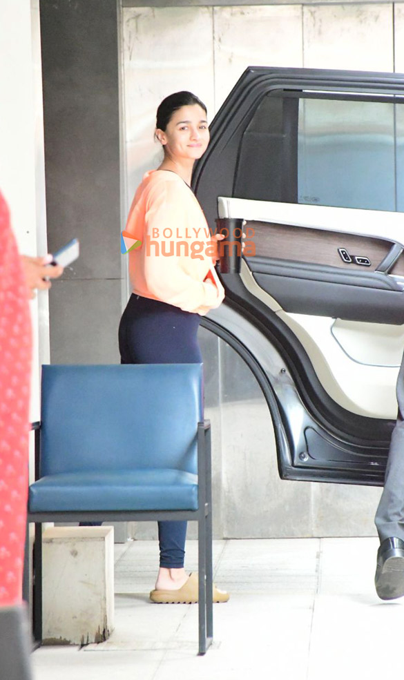 photos alia bhatt snapped in bandra 4 7