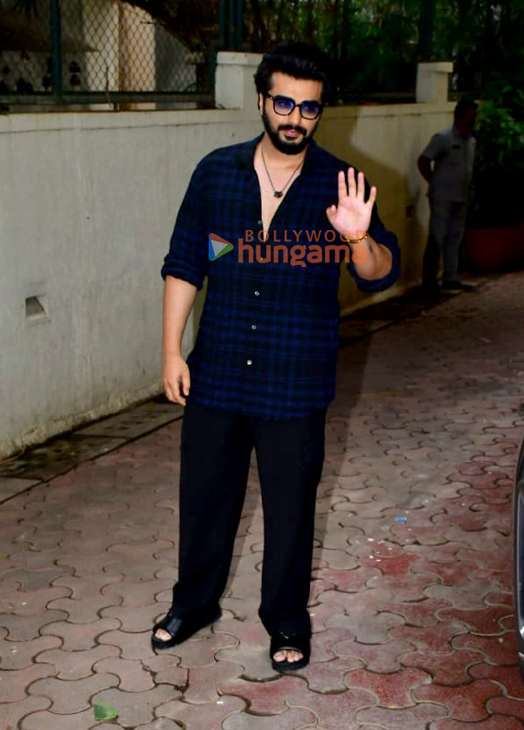 photos arjun kapoor snapped celebrating birthday with fans and media cuts cake 7