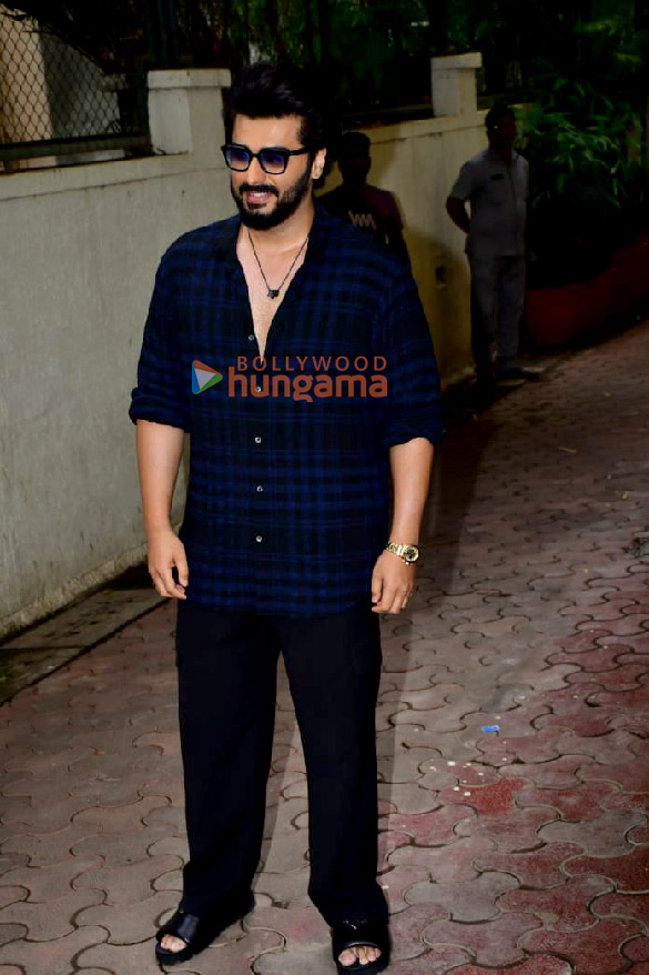 photos arjun kapoor snapped celebrating birthday with fans and media cuts cake 8