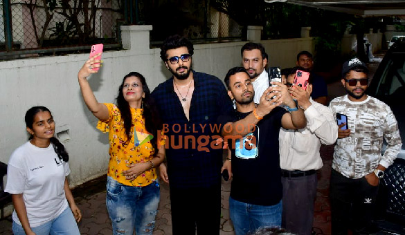 photos arjun kapoor snapped celebrating birthday with fans and media cuts cake 9