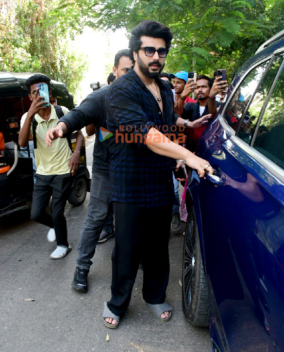 Photos: Arjun Kapoor snapped outside a salon in Khar | Parties & Events