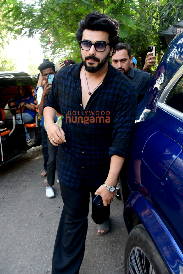 photos arjun kapoor snapped outside a salon in khar 3