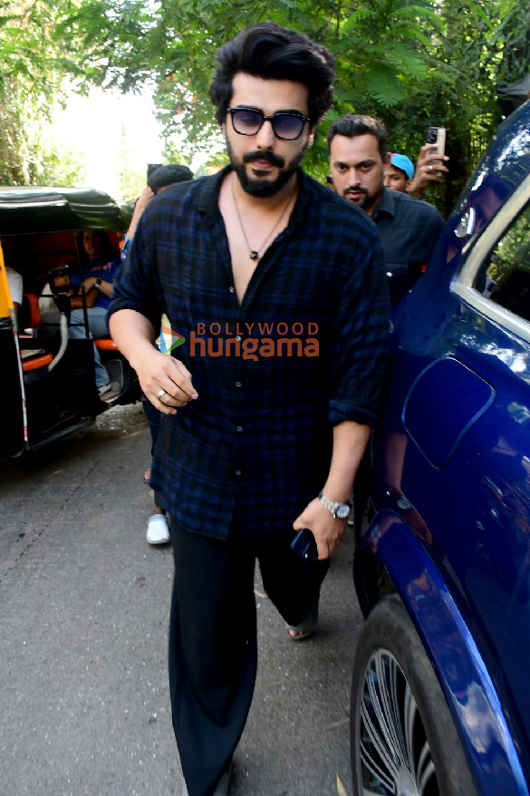 photos arjun kapoor snapped outside a salon in khar 4