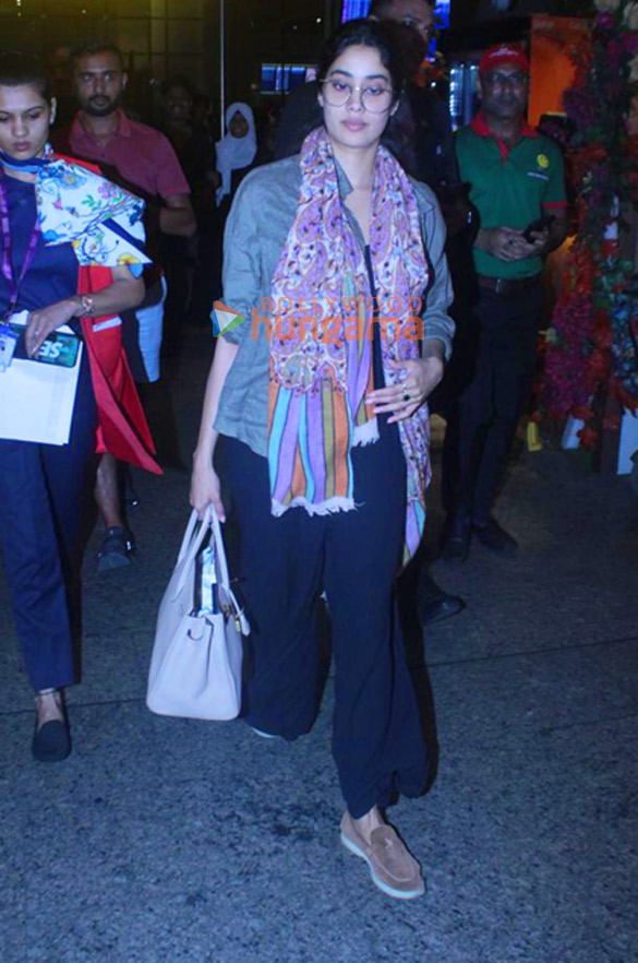 Photos: Janhvi Kapoor snapped at the airport Photos: Janhvi Kapoor snapped at the airport