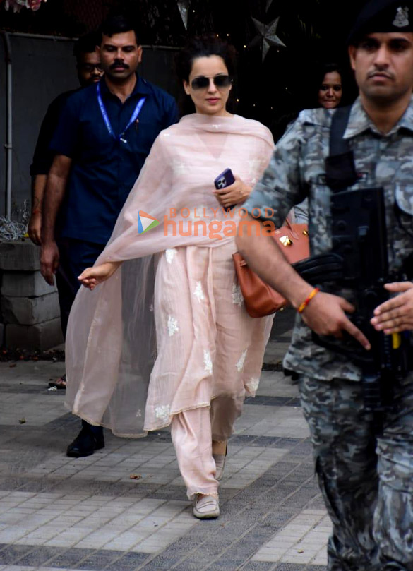Photos: Kangana Ranaut snapped in Bandra Photos: Kangana Ranaut snapped in Bandra