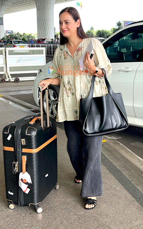 photos kareena kapoor khan dia mirza and others snapped at the airport 2