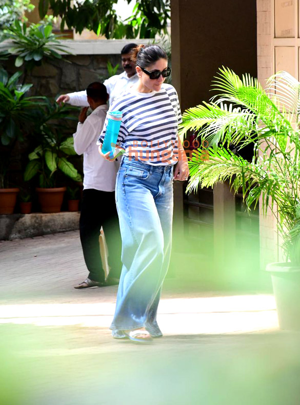 photos kareena kapoor khan snapped outside her residence in bandra 2 4