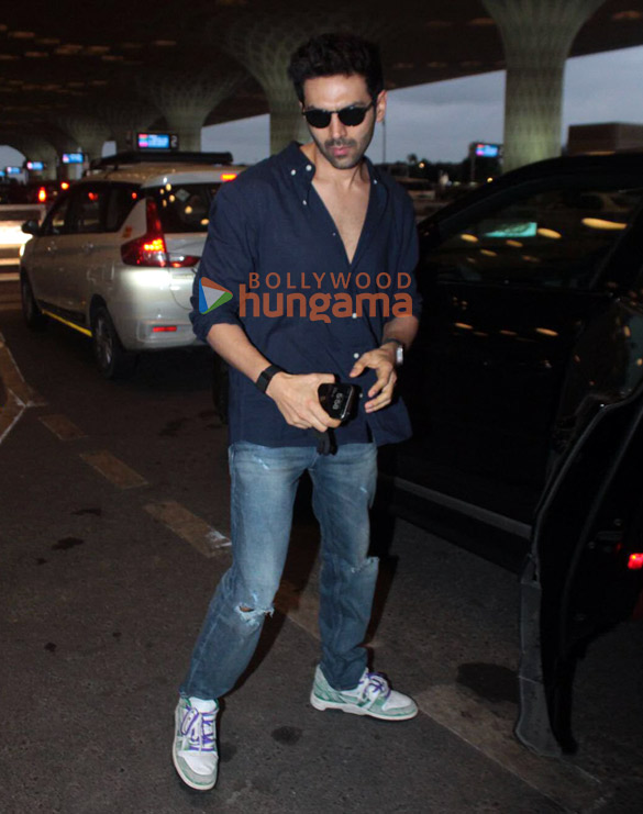 Photos: Kartik Aaryan and Kabir Khan snapped at the airport | Parties & Events