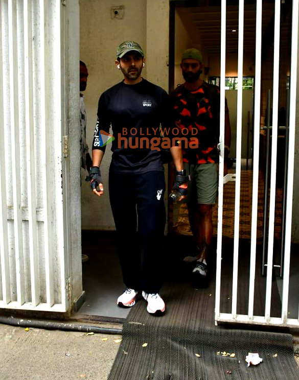 photos kartik aaryan snapped in juhu 1 30