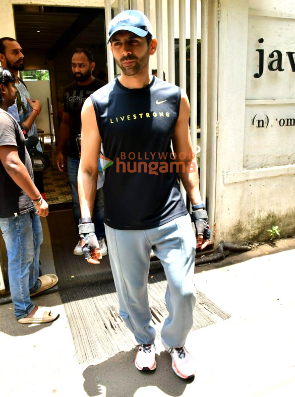photos kartik aaryan snapped in juhu 3 29