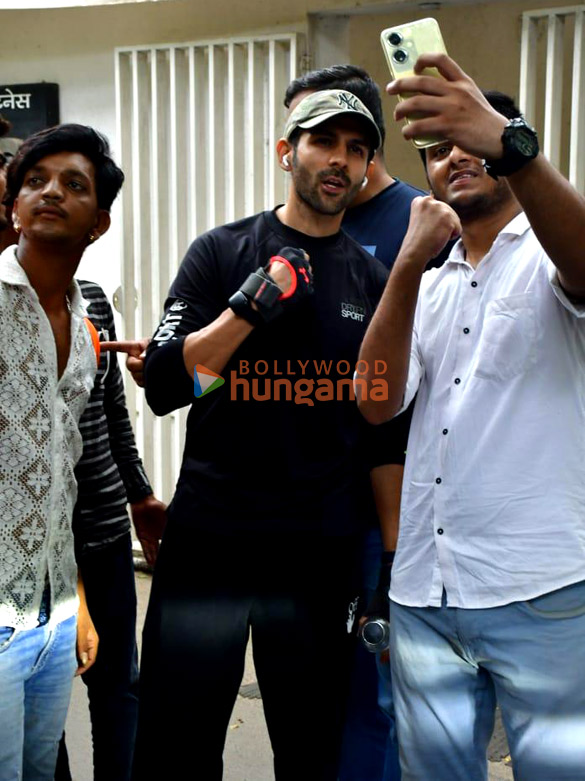 photos kartik aaryan snapped in juhu 4 29