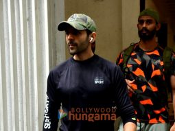 Photos: Kartik Aaryan snapped in Juhu