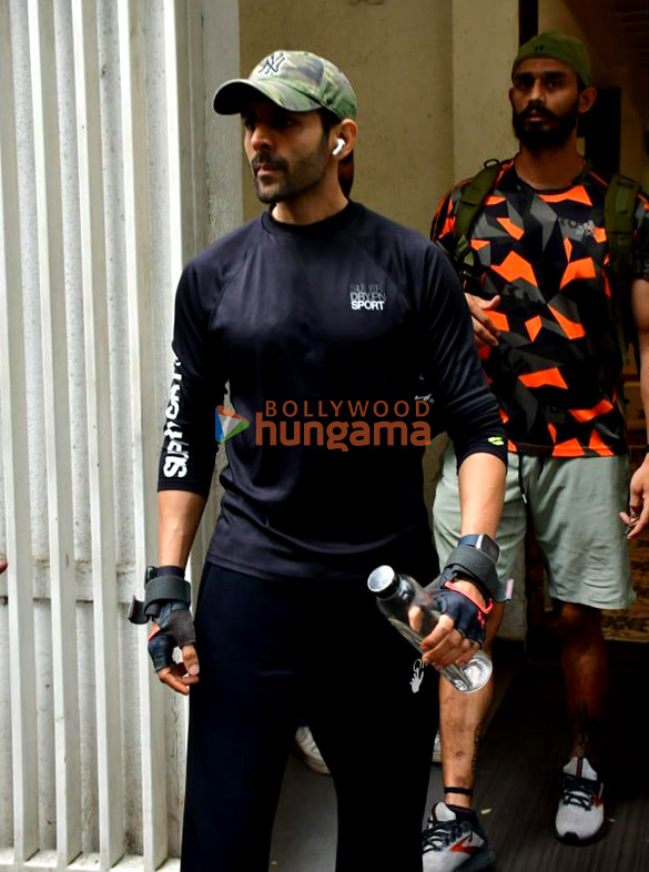 photos kartik aaryan snapped in juhu 5 12