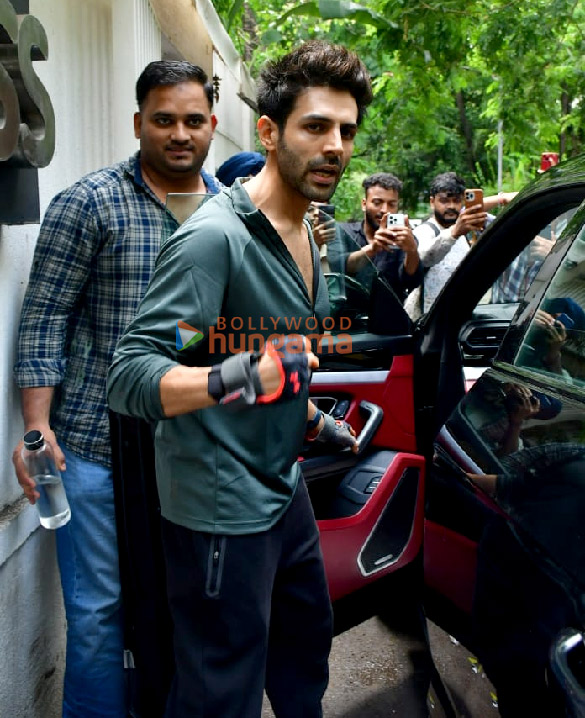 photos kartik aaryan snapped outside the gym in juhu 1 7