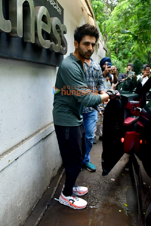 photos kartik aaryan snapped outside the gym in juhu 3 7