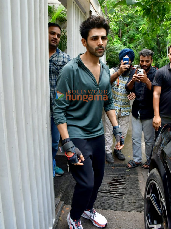 photos kartik aaryan snapped outside the gym in juhu 4 7