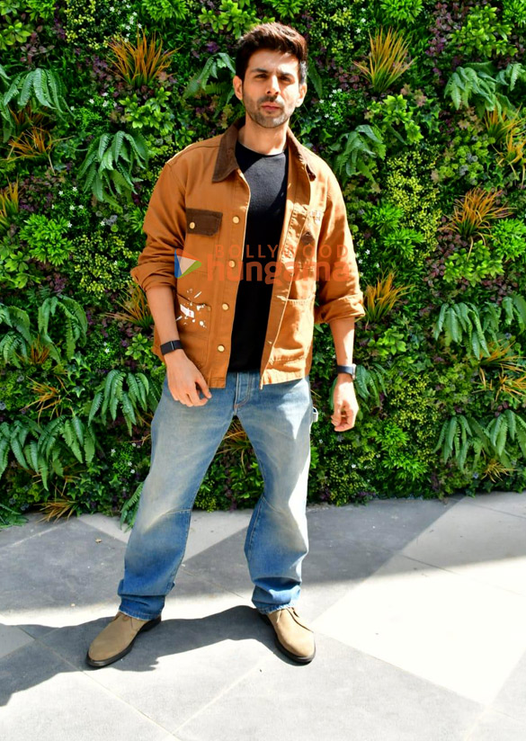 photos kartik aaryan snapped promoting his film chandu champion in juhu 4