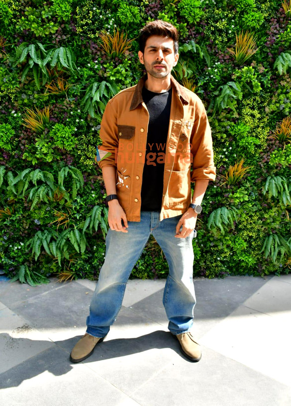photos kartik aaryan snapped promoting his film chandu champion in juhu 6