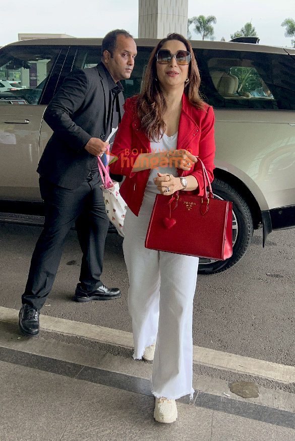 photos madhuri dixit snapped with her husband at the mumbai airport 4
